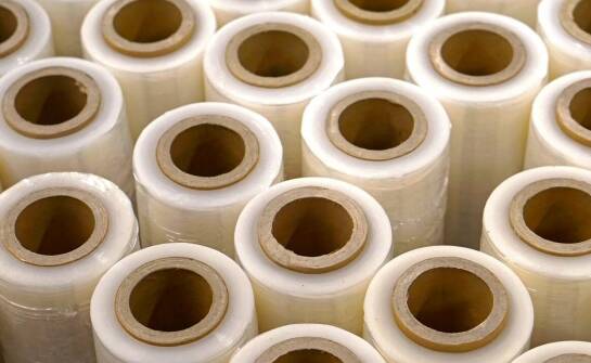 Jak termokurczliwe folie wspierają logistykę w przemyśle e-commerce?