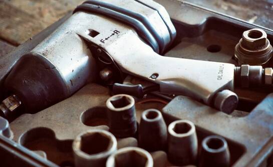 Rola tabeli momentów dokręcania w optymalizacji kosztów utrzymania ciężkich maszyn