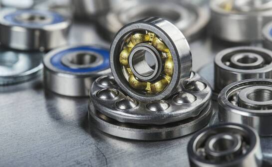 Jakie są zalety stosowania specjalistycznych opraw do łożysk poprzecznych?