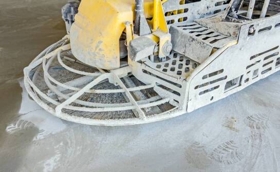 Korzyści z wykorzystania profesjonalnego sprzętu do cięcia betonowych posadzek