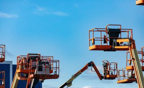 Jak koszowe podnośniki wspomagają prace budowlane na wysokości?