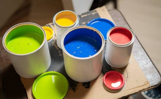 Farby do drewna do wnętrz – jakie są ich dodatkowe funkcje zabezpieczające?