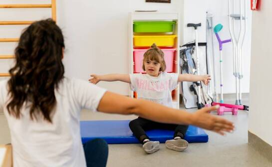 Jak terapia pierwotnych odruchów wpływa na rozwój dużej motoryki?