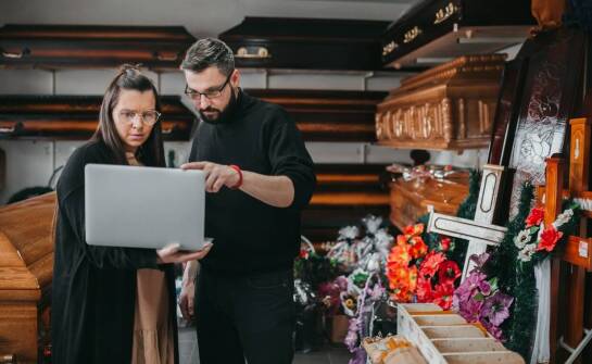 Jak zakład pogrzebowy pomaga w załatwieniu formalności związanych z pogrzebowym zasiłkiem?