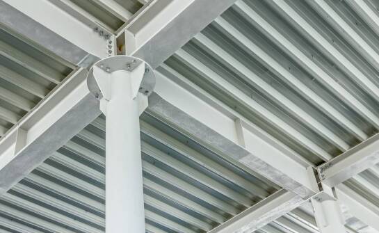 Jakie są zalety stalowych konstrukcji w kontekście odporności na warunki atmosferyczne?