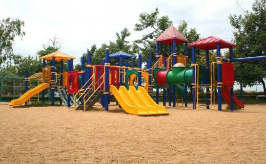 Zastosowanie przeciwsłonecznych folii w przedszkolach – ochrona dzieci przed promieniowaniem UV