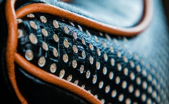 Czy torebka z panterkowym motywem pasuje do stylizacji biurowej?