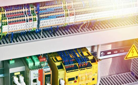 Sterownik serwo a jego wpływ na oszczędność energii w automatyce