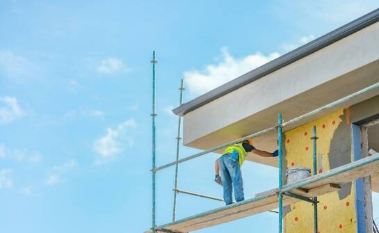 Jakie techniki ocieplania stosuje wykonawca generalny, aby zwiększyć efektywność energetyczną budynku?