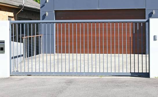 Zastosowanie automatyki w przesuwnych bramach – korzyści i możliwości