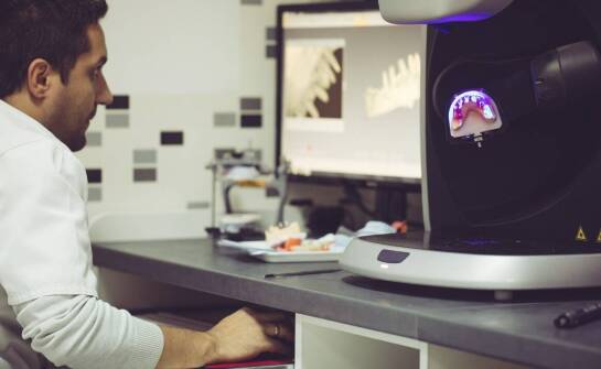 Jak protetyk w Rzeszowie wpływa na komfort użytkowania protez na implancie?