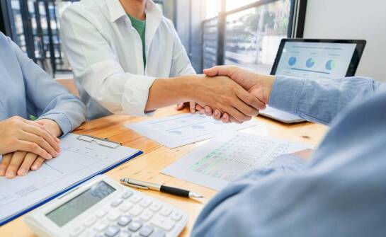 Jak zasady etyczne działania wpływają na strategię pozyskiwania klientów?