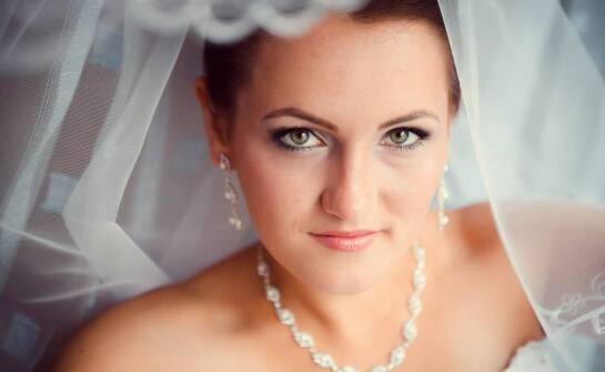 Jakie upięcia włosów na wesele pasują do welonu?