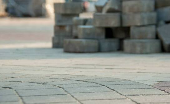 Różnorodność nieregularnych wzorów płyt chodnikowych w nowoczesnej architekturze