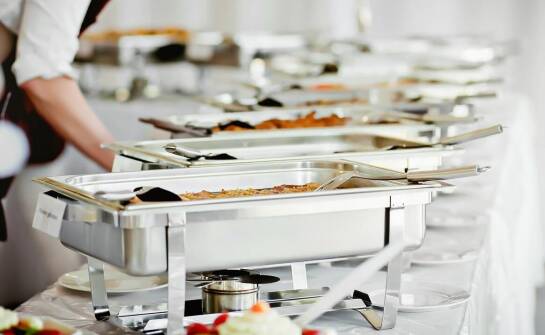 Catering na firmowe imprezy – co wyróżnia ofertę Adamek Catering?