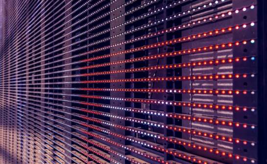 Jak dobrać diodowe ekrany do różnych zastosowań komercyjnych?