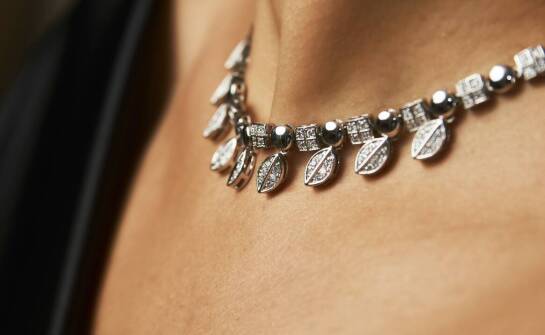 Jakie kolory i wzory dominują w naszyjnikach z chirurgicznej stali z koniczynką?