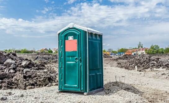 Kluczowe zalety przenośnych toalet z antypoślizgową podłogą dla bezpieczeństwa użytkowników