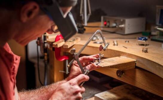 Specjalistyczne usługi wyceny kolii oferowane przez jubilera Czajkowską