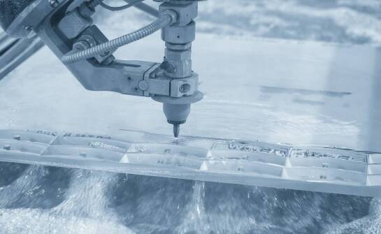 Docinanie plexi jako element procesu tworzenia innowacyjnych reklamowych rozwiązań