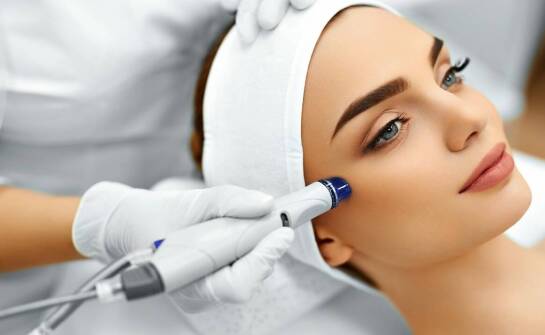 Jak mikrodermabrazja w Pile pomaga w redukcji zmarszczek?