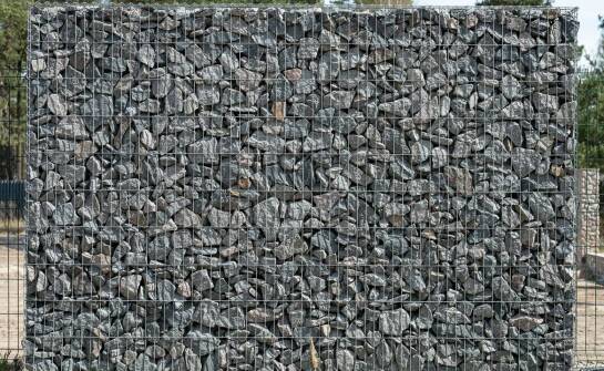 Wybór odpowiednich wypełnień do gabionowych koszy – kamienie, kruszywa i szkło