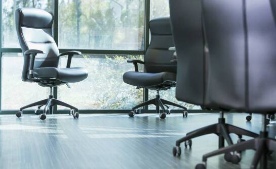 Ekologiczne krzesła komputerowe: moda czy konieczność dla firm w Warszawie?