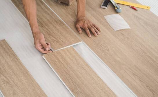 Montaż drewnianych podłóg – co warto wiedzieć przed zakupem?