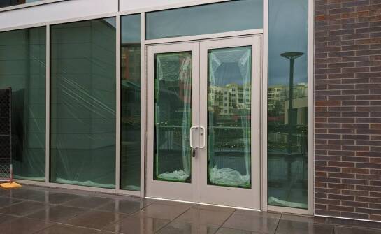 Rola szklanych daszków w ochronie przed słońcem i deszczem