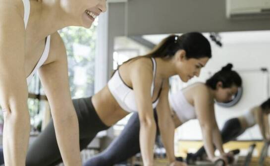 Różnorodność form personalnych treningów w centrum jogi i pilatesu