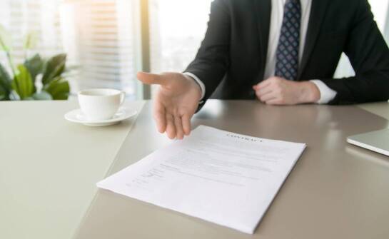 Jak wcześniejsze rozwiązanie umowy bez dodatkowych kosztów wpływa na firmy?