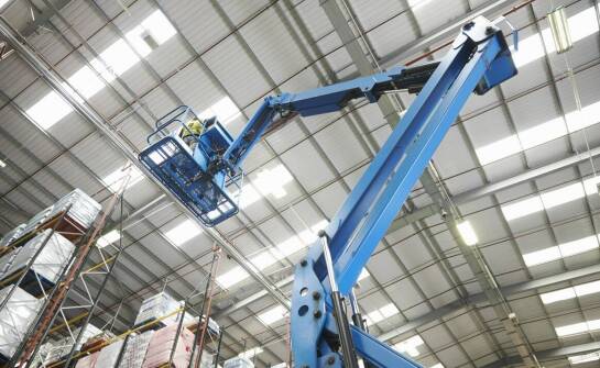 Korzyści z posiadania uprawnień do podnośników koszowych w pracy magazynowej