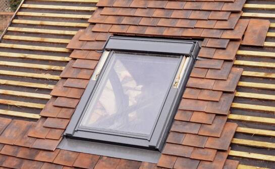 Wybór odpowiednich szyb do dachowych okien – co warto wiedzieć?