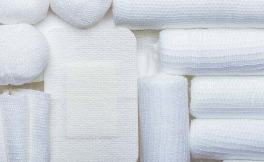 Jakie są najlepsze praktyki przy stosowaniu medycznych podkładów u dzieci z liszajem?