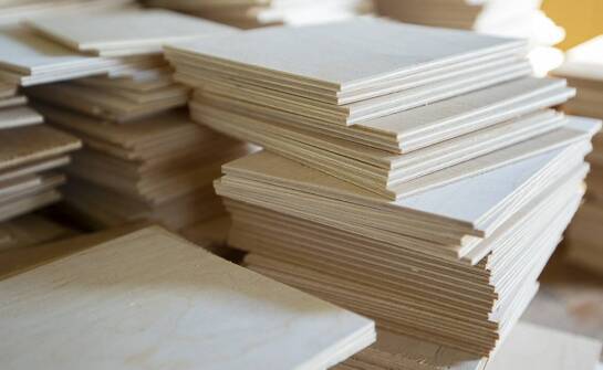 Różnorodność gatunków drewna w produkcji klejonych płyt – co wybrać?