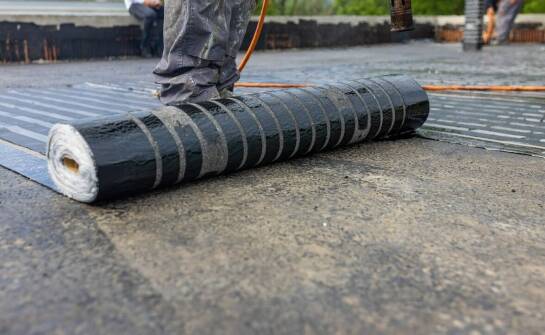 Płaskie dachy – jakie materiały zapewniają najlepszą ochronę przed przeciekami?