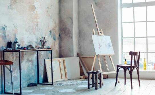 Jakie są najlepsze praktyki w suszeniu olejnych obrazów w pracowni artystycznej?