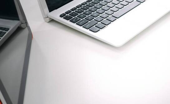 Porównanie modeli Asus Zenbook – który model najlepiej sprawdzi się w biurze?