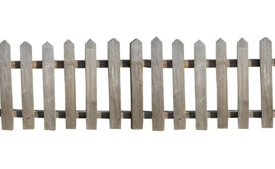 Porównanie trwałości ogrodzeń z różnych materiałów, w tym z metalowych sztachet.