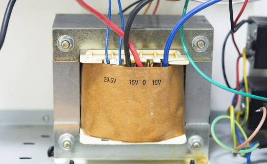 Transformator 100W a energetyczna efektywność systemów nagłośnieniowych