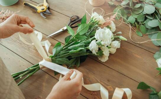 Jakie są najnowsze trendy w użyciu satynowych wstążek o szerokości 2.5 cm w florystyce?
