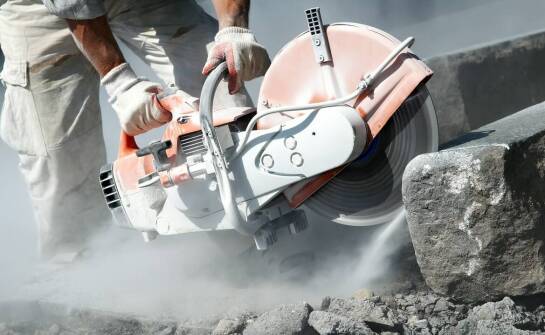 Jakie są najczęstsze czynniki podnoszące cenę za mb przy cięciu betonu?