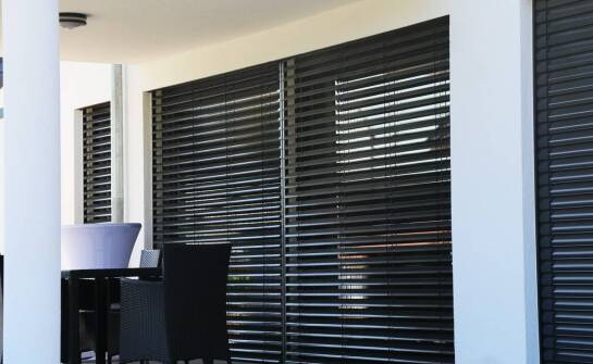 Aluminiowe żaluzje tarasowe jako sposób na poprawę mikroklimatu w ogrodzie