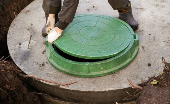 Jakie korzyści niesie ze sobą montaż plastikowego włazu 800?