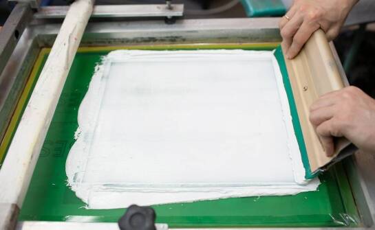 Jak sitodruk wpływa na jakość nadruków na nietypowe materiały?