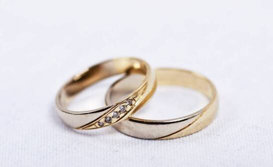 Ślubne obrączki z kolorystycznymi elementami – jakie wzory są dostępne?