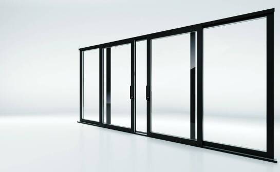 Przesuwne szklane drzwi na wymiar – jakie szkło wybrać do ich produkcji?