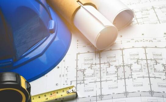 Jakie są kluczowe wyzwania przy opracowywaniu dokumentacji dla komercyjnych obiektów?