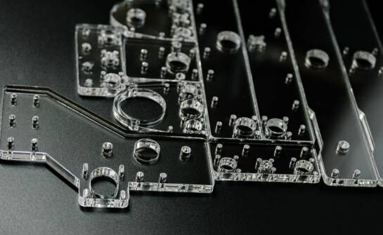 Zastosowanie pleksi w produkcji oznakowań – co warto wiedzieć?