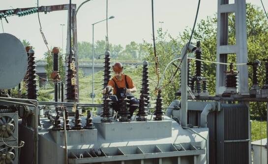 Przełączniki zaczepów transformatora: jakie wyzwania stoją przed projektantami?